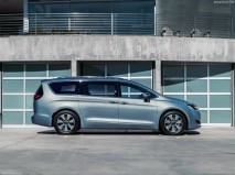 Chrysler-Pacifica_2017_1280x960_wallpaper_0c