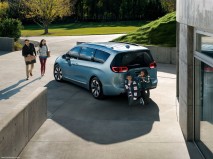 Chrysler-Pacifica_2017_1280x960_wallpaper_16