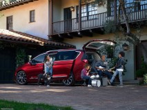 Chrysler-Pacifica_2017_1280x960_wallpaper_17