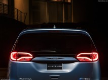 Chrysler-Pacifica_2017_1280x960_wallpaper_4f