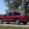 Nový pick-up Silverado, nahrazující šest let vyráběnou generaci, představil Chevrolet již na lednovém autosalonu v Detroitu, ale až nyní zveřejňuje bližší informace o výkonech a spotřebě paliva. Od končící generace se nové Silverado odlišuje výraznějším designem s masivní maskou chladiče a hlavními světlomety rozdělenými na dvě části. K vylepšení aerodynamických vlastností pick-upu přispívá optimalizace předního nárazníku, tvaru blatníků, střechy i vnějších zpětných zrcátek. Modernější a kvalitnější interiér nabídne třeba bezdrátové připojení a displeje. Menší s úhlopříčkou 4,2 palce je umístěn mezi přístroji před řidičem, větší osmipalcový uprostřed palubní desky slouží informačnímu systému MyLink/IntelliLink. Materiály na palubní desce jsou měkčené, v nabídce najdeme i hliníkové prvky a kožené čalounění. Chevrolet Silverado pro modelový rok 2014 dostal nový rám z vysokopevnostní oceli, který snižuje hmotnost automobilu. Vysokopevnostní ocel byla použita i na velkou část karoserie, která může mít tři (1768, 2012 a 2438 mm) délky ložné plochy. Kapota je pro změnu hliníková stejně jako část předního zavěšení. V přídi novinky se ukrývají celohliníkové zážehové motory EcoTec3, používající přímý vstřik, vypínání poloviny válců kvůli snížení spotřeby a v neposlední řadě proměnné časování ventilů. Jsou celkem tři. Vidlicový šestiválec 4,3 l a dva osmiválcové „small blocky“, pochopitelně také s uspořádáním do V a objemy 5,3, respektive 6,2 l. Standardem bude pro všechny verze šestistupňová samočinná převodovka místo dřívější čtyřstupňové, poháněna je buď jedna, nebo obě nápravy.